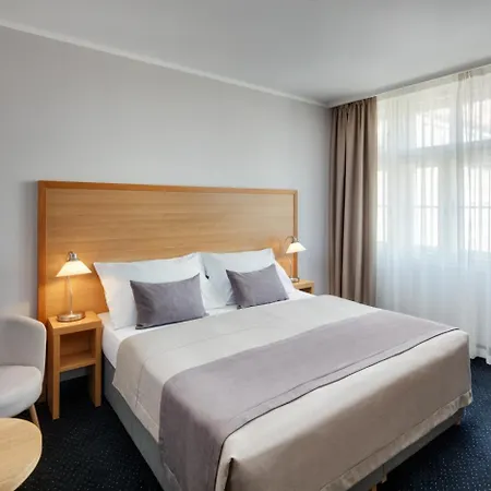 Clement Otel