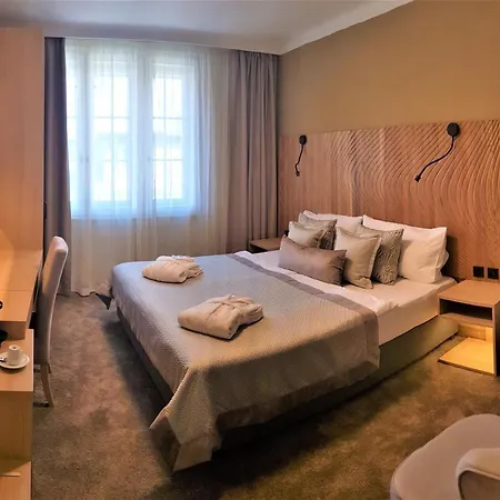 Clement Otel